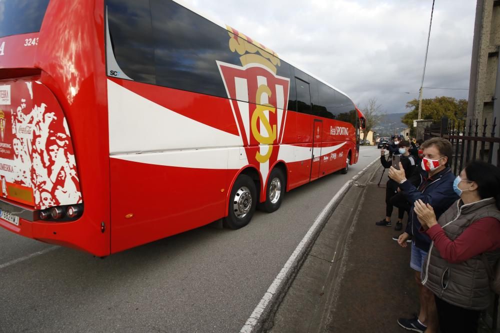 La salida del Sporting de Mareo para disputar el derbi