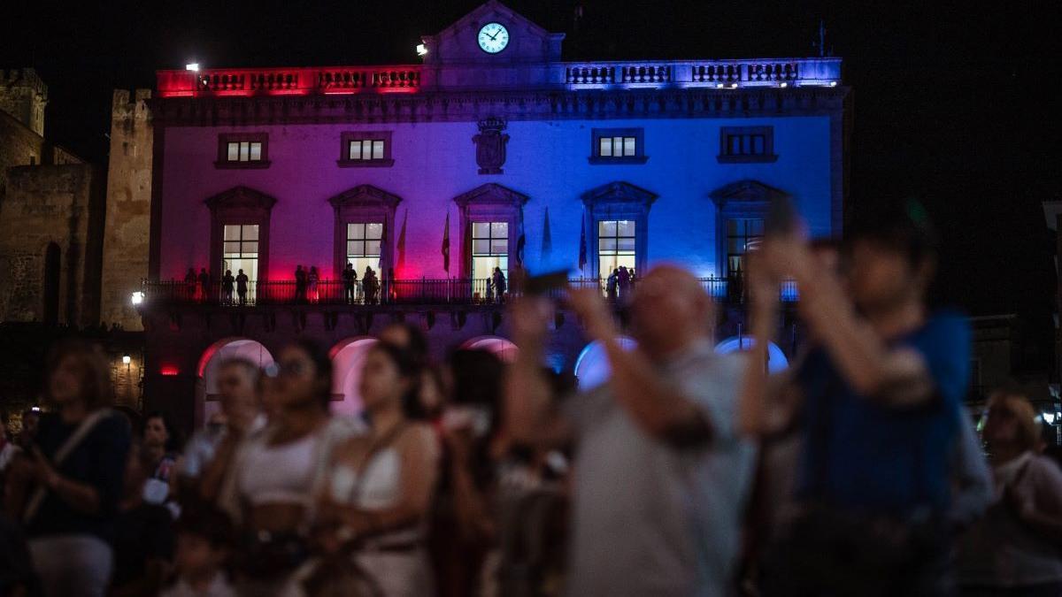 Imagen del año pasado de la Noche del Patrimonio con la fachada del Ayuntamiento de Cáceres.