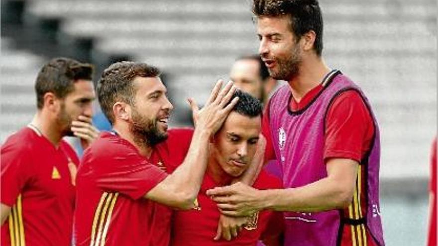 Jordi Alba i Gerard Piqué fent broma amb Pedro, en l&#039;entrenament d&#039;ahir a Bordeus.