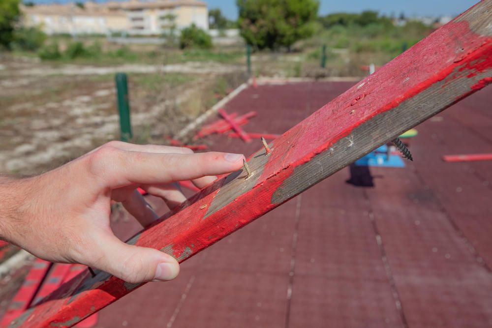 Residentes y turistas denuncian el abandono de las urbanizaciones del litoral con calles llenas de podas y escombros, maleza sin control y viales con socavones. Critican la inseguridad por la falta de