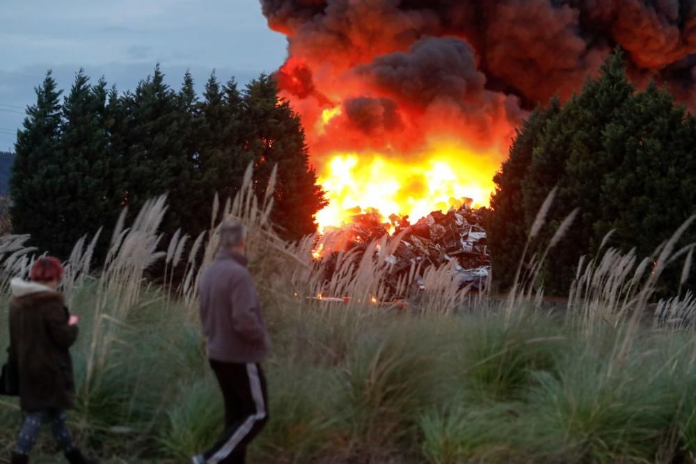 Incendio en un desguace de Gijón.