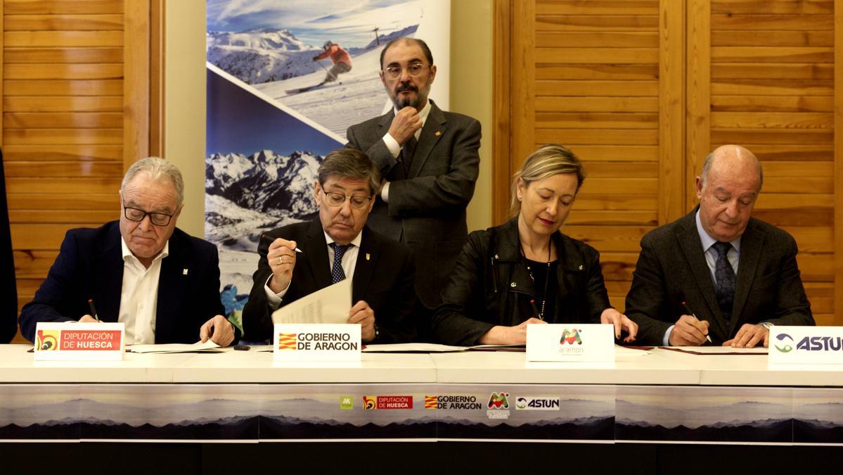 Firma del convenio de la unión de estaciones, el pasado 14 de febrero: desde la izquierda, Miguel Gracia (DPH), Arturo Aliaga (DGA), Marta Gastón (Aramón) y Jesús Santacruz (Astún), con Javier Lambán detrás.