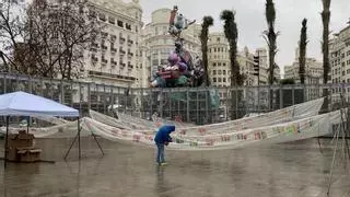 Empieza el montaje de la mascletà a pesar de la lluvia