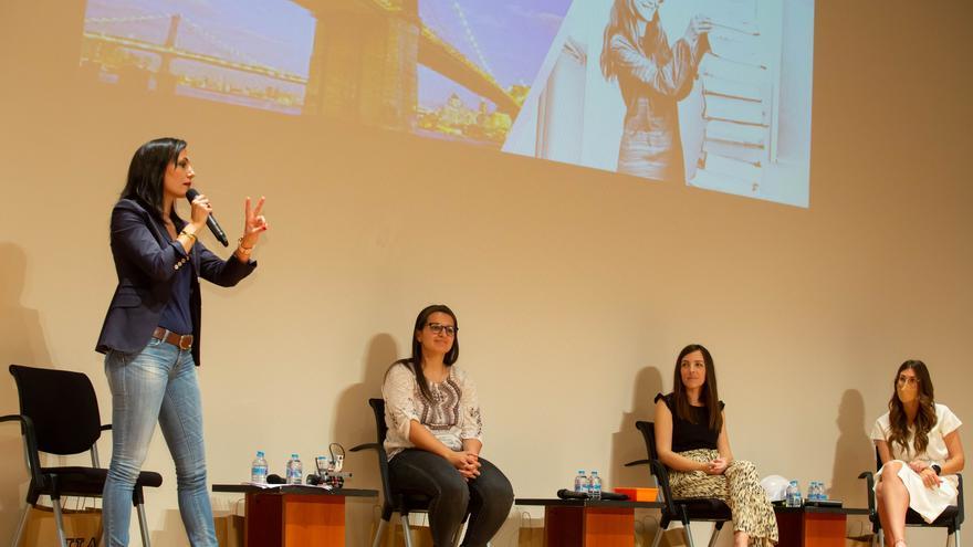 Reconocidas ingenieras demandan en la Universidad de Alicante más presencia de mujeres en carreras técnicas