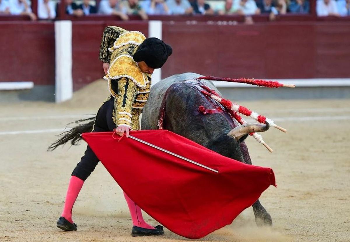 Un buen muletazo de Damián Castaño: con mando hasta el final de la embestida