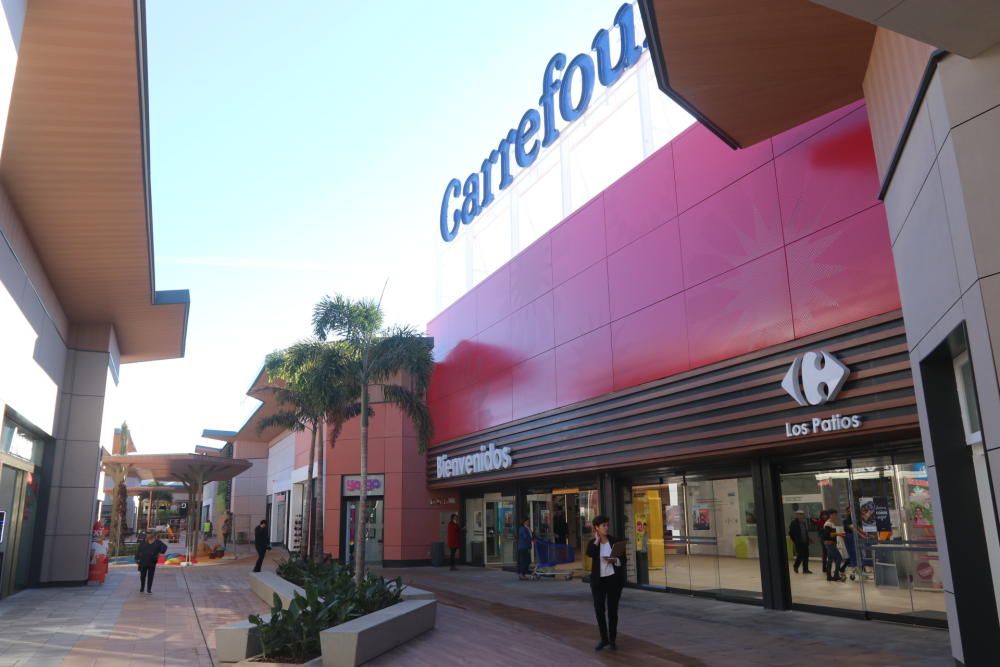 El nuevo espacio cuenta con un total de 28.000 metros cuadrados, distribuidos en el hipermercado, la zona exterior y los 39 establecimientos que integran las nuevas instalaciones