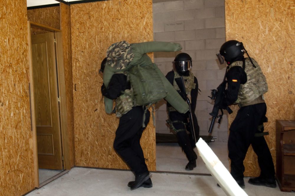 Militares participaron en un ejercicio en el cuartel de Rabasa para que la OTAN evaluara y diera al MOE el certificado para liderar en 2012 las intervenciones de la Fuerza de Respuesta Rápida de la Alianza Atlántic (12/10/2011)