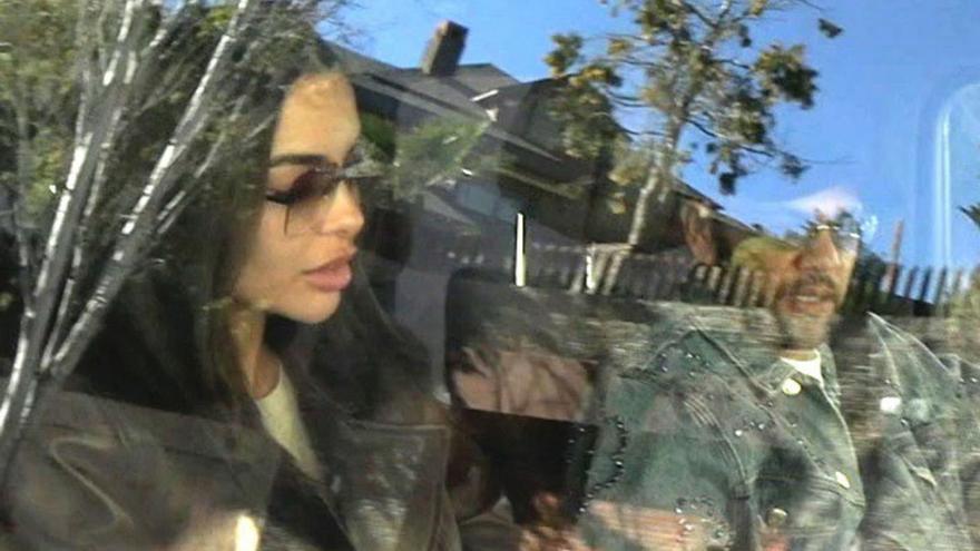 Joana Sanz y Dani Alves, en un vehículo, a su llegada, ayer, a su domicilio de Barcelona. | Europa Press