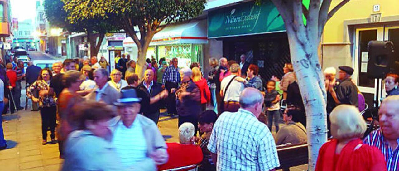 Algunos de los jubilados durante el baile reivindicativo, el pasado domingo, en la calle donde se encuentra el centro.