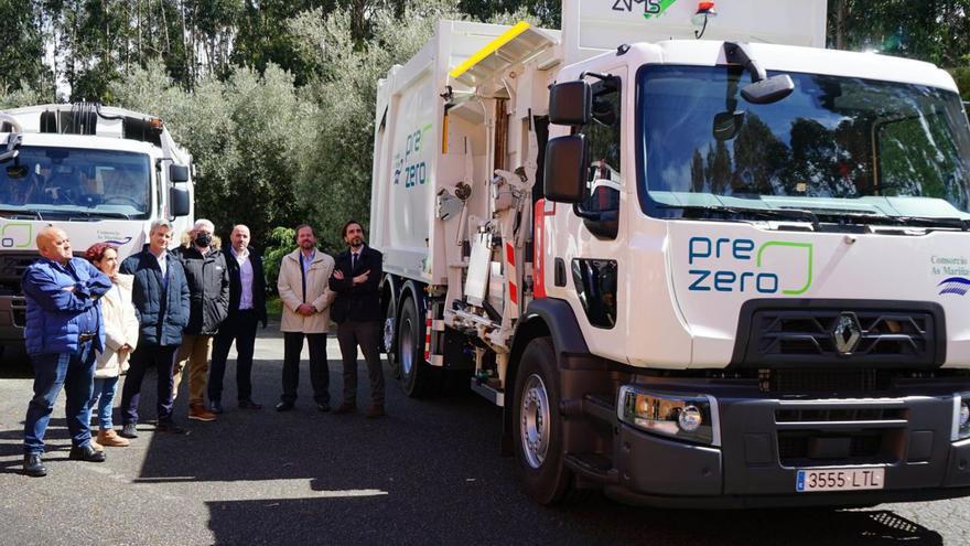 Responsables del Consorcio, junto a camiones de la concesionaria de la recogida, Prezero. |   // L. O.