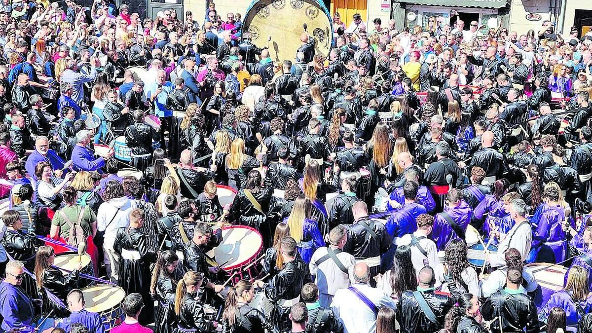 La Rompida de la Hora de l’Alcora es uno de los actos más multitudinarios de la Semana Santa provincial.