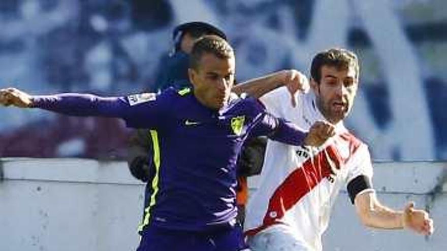 Duda protege el balón ante el acoso del centrocampista del Rayo, Roberto Trashorras.