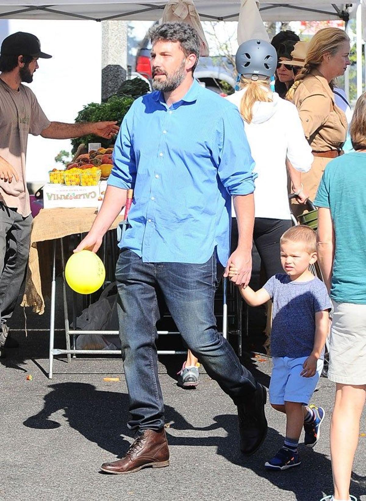 Ben Affleck lleva a su hijo Samuel de la mano durante su paseo por el mercado
