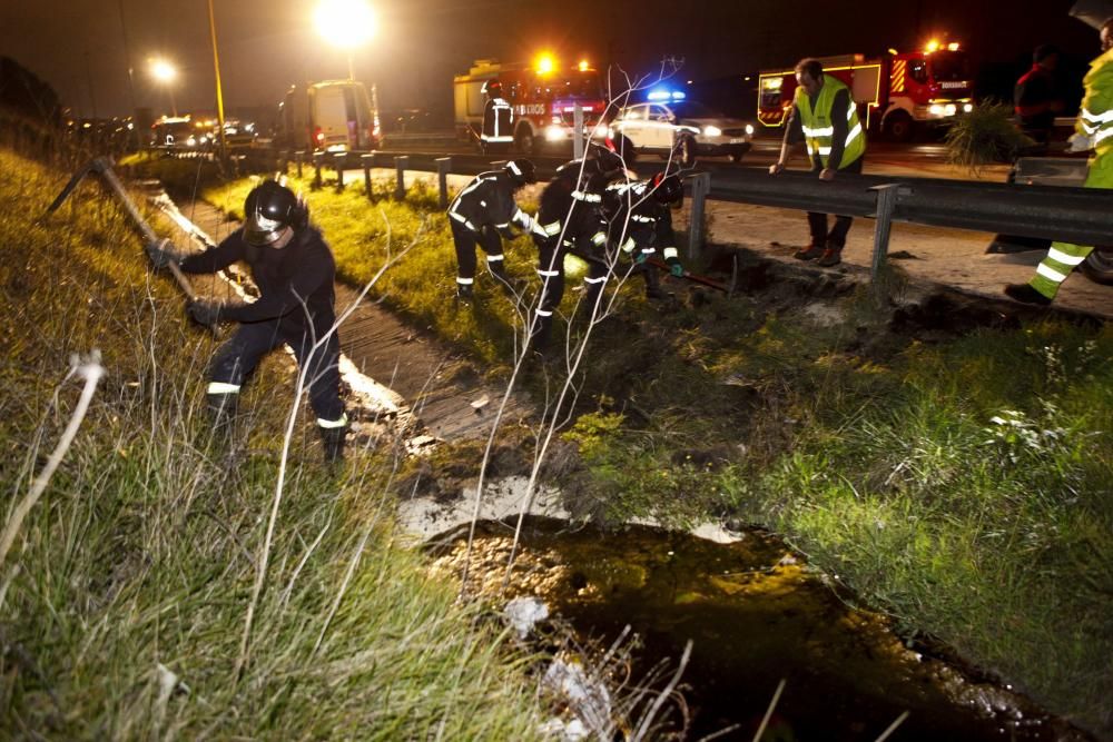Una fuga de un camión cisterna obliga a cortar las salidas de Gijón hacia la "Y"