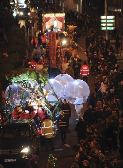 Los Reyes Magos recorren la ciudad desde O Castrillón hasta la plaza de María Pita.