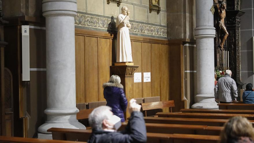 La Iglesiona luce la primera imagen de Juan Pablo II en un templo asturiano