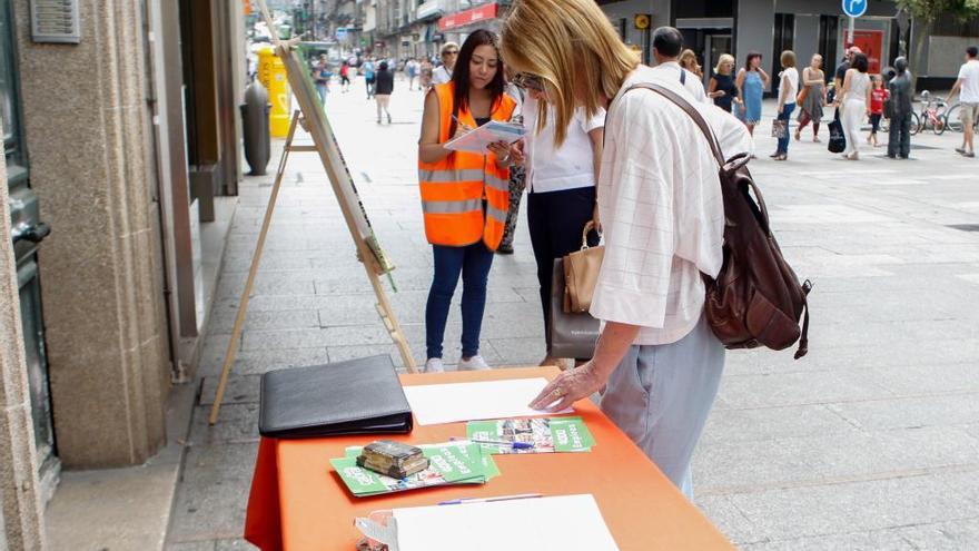 Mesa de recogida de firmas a favor de Porto Cabral // MARÍA R. ARIAS