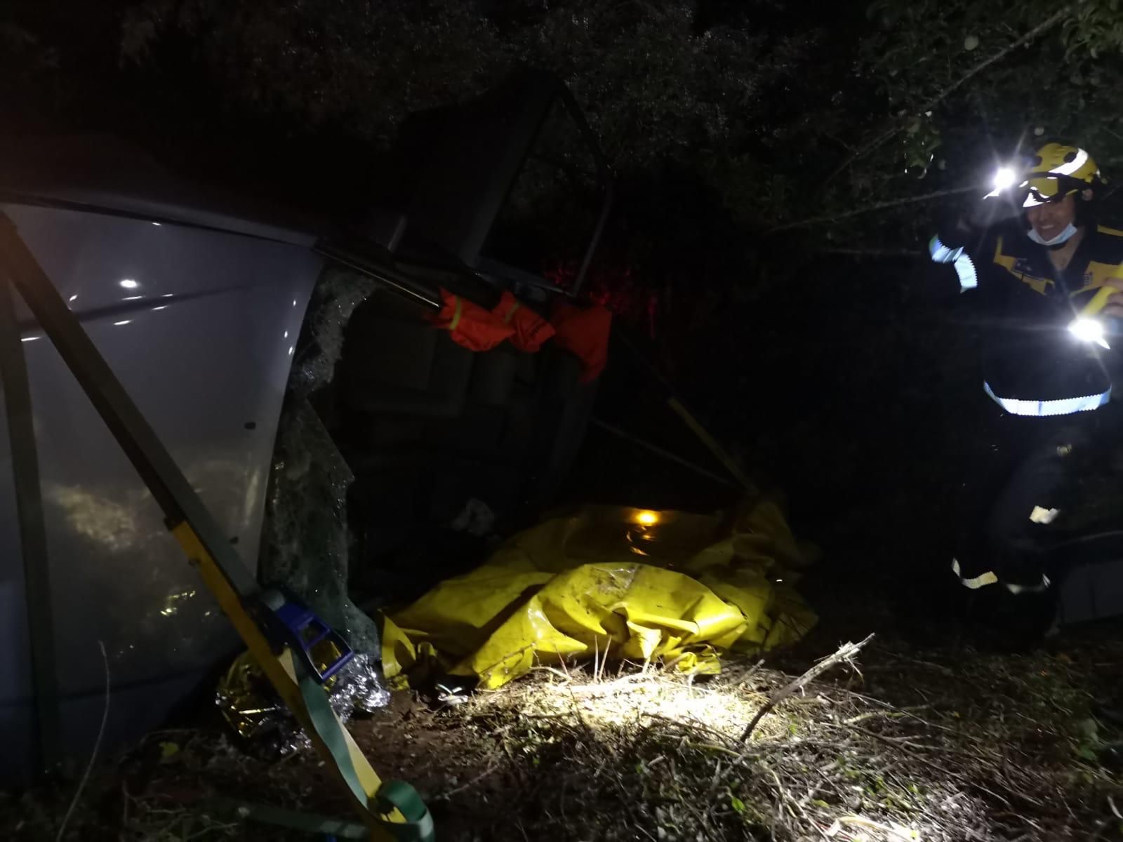 Un coche cae desde 15 metros en una calle de Teror (24/06/2021)