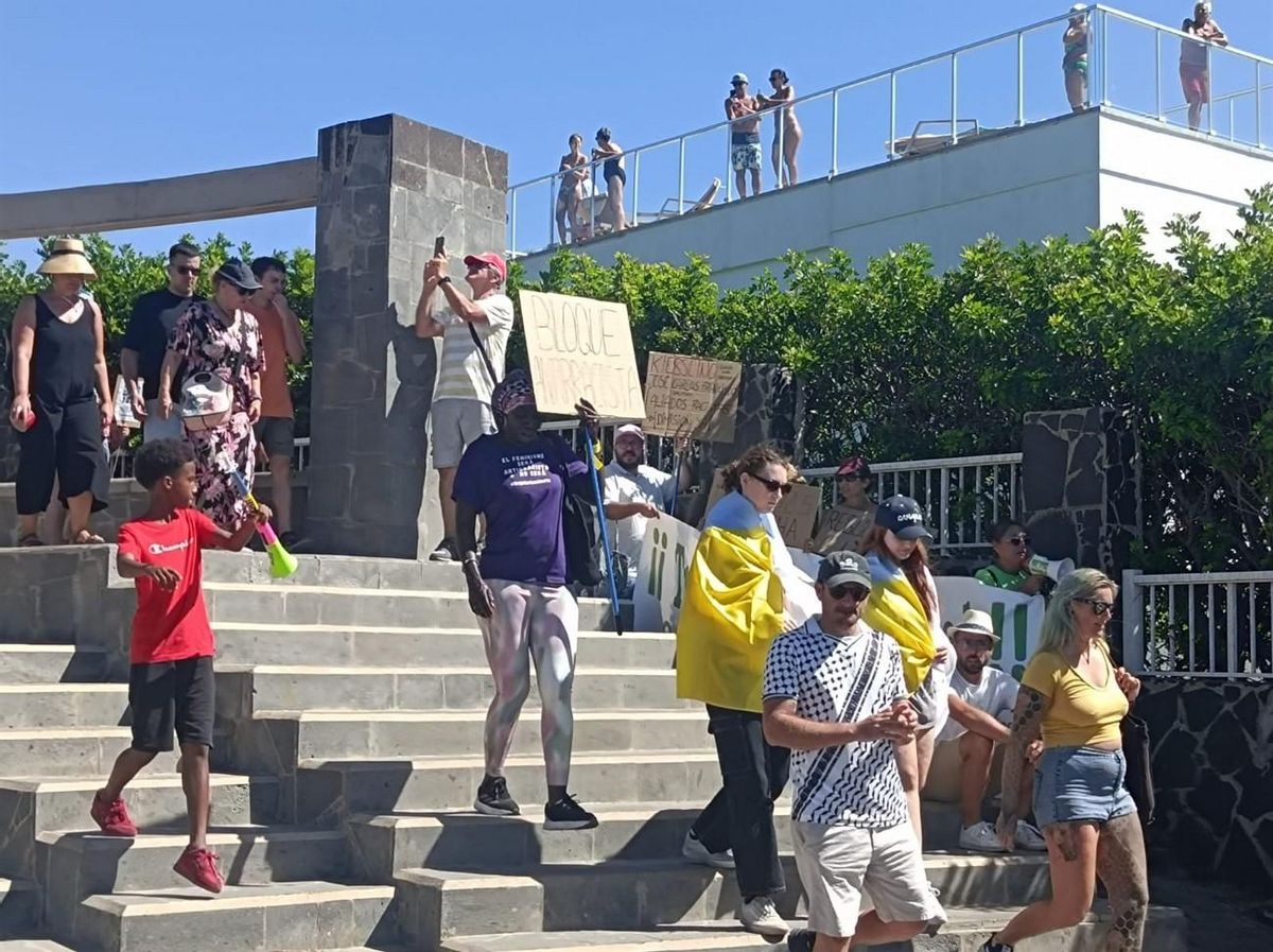 Manifestantes en el paseo de Meloneras, en Gran Canaria.