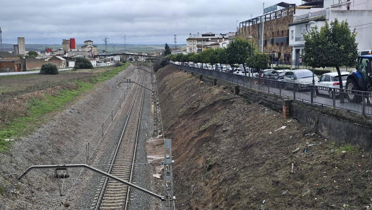 Desprencimiento junto a la vía del tren Córdoba-Jaén en El Carpio