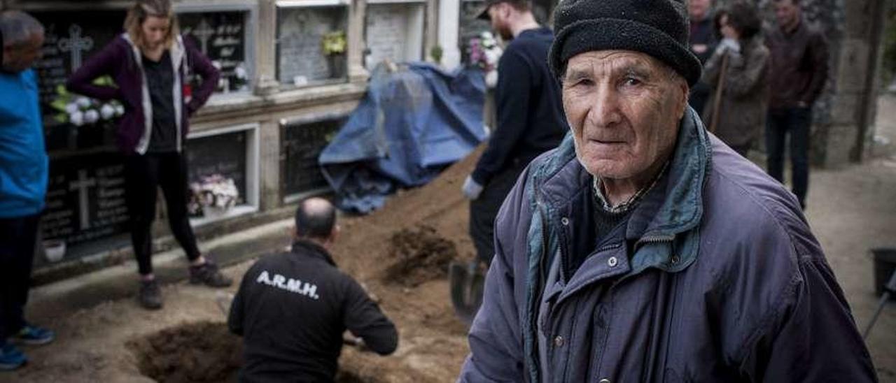 Antonio mira la excavación, en el lugar donde vio enterrar en 1936 a &quot;Os amoeiros&quot;. // Brais Lorenzo