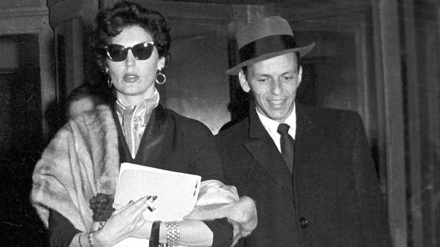 Ava Gardner y Frank Sinatra, saliendo de Loewe, en Madrid.