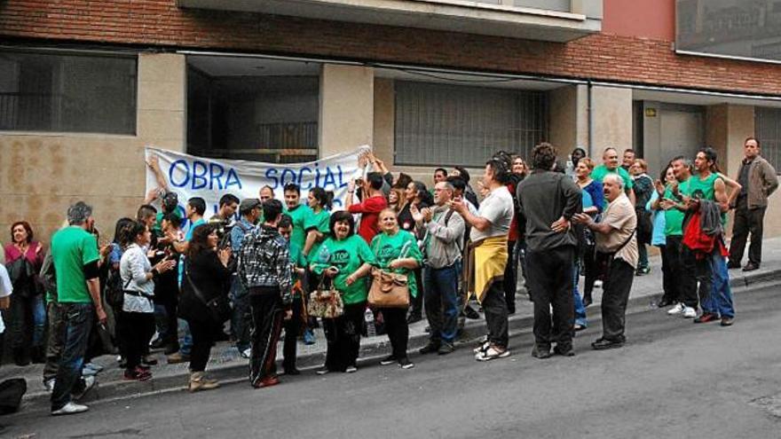 Membres de la PAHC durant l&#039;ocupació del bloc del carrer de GIrona