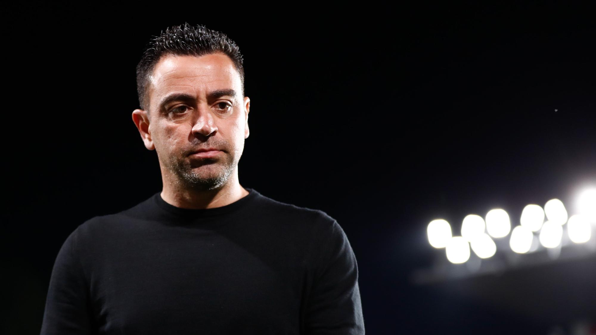 Xavi abandona enfadado Vallecas tras encajar ante el Rayo la tercera derrota de la Liga.