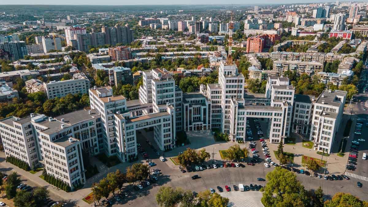 Edificios en la plaza de la Libertad de la ciudad de Kharkov, en Ucrania