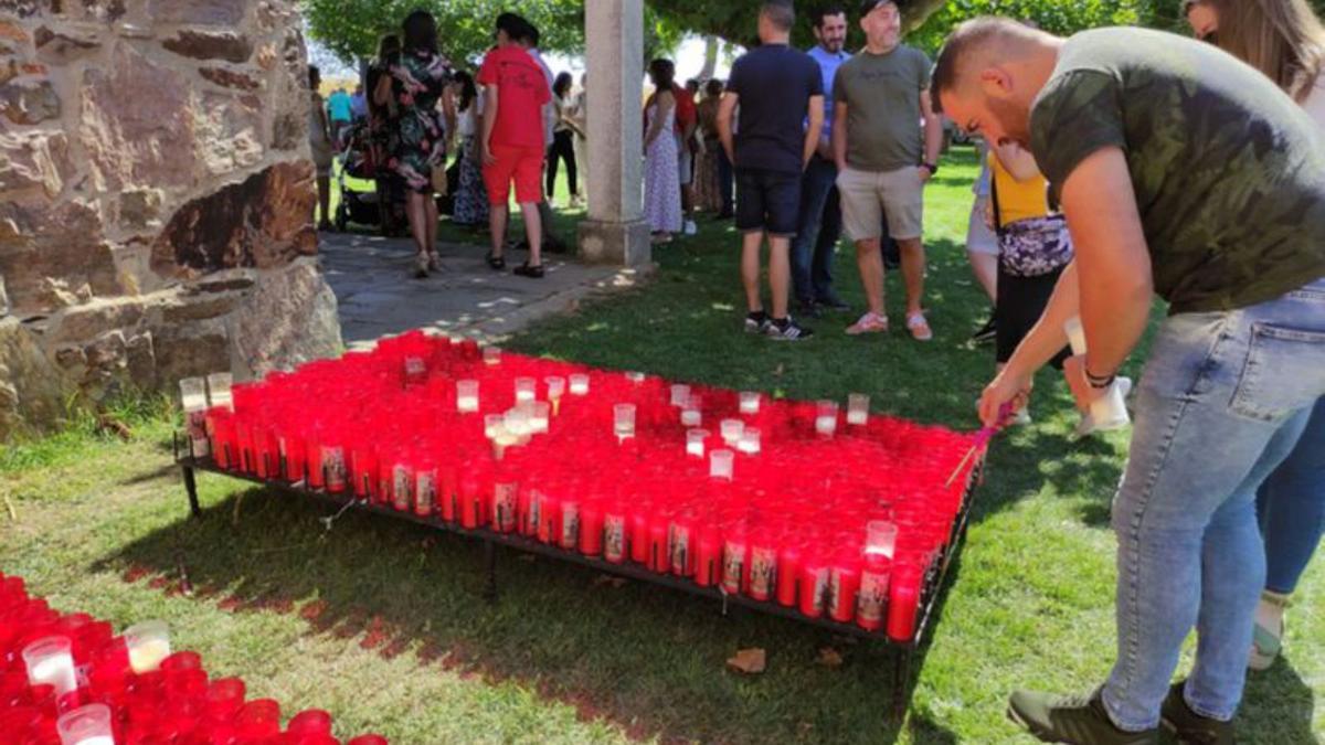 Los devotos fueron encendiendo velas a la entrada de la ermita durante la jornada. | E. P.