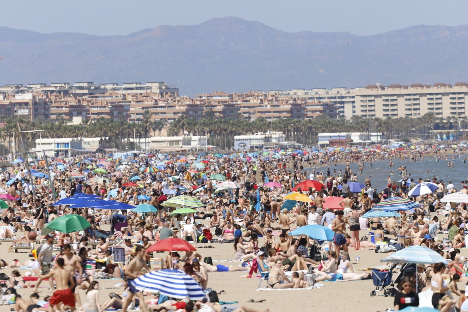 Una nueva jornada de calor llena las playas