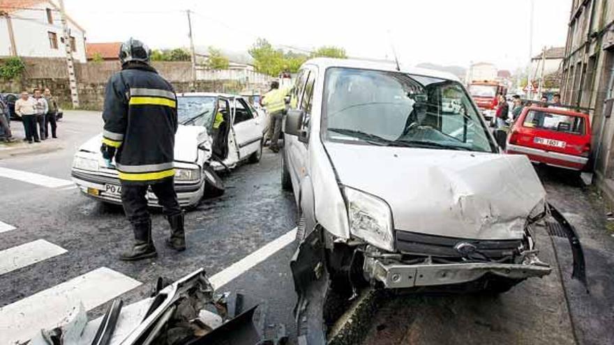 Estado en el que quedaron los dos vehículos implicados en el accidente de Ponteareas.