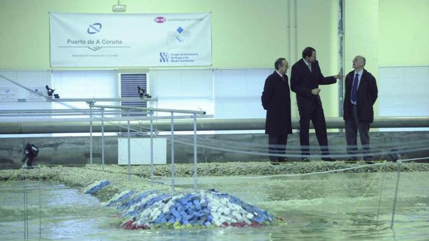 El presidente del Puerto, el coordinador del grupo de investigación y el exrector, en una visita al Citeec en 2011.