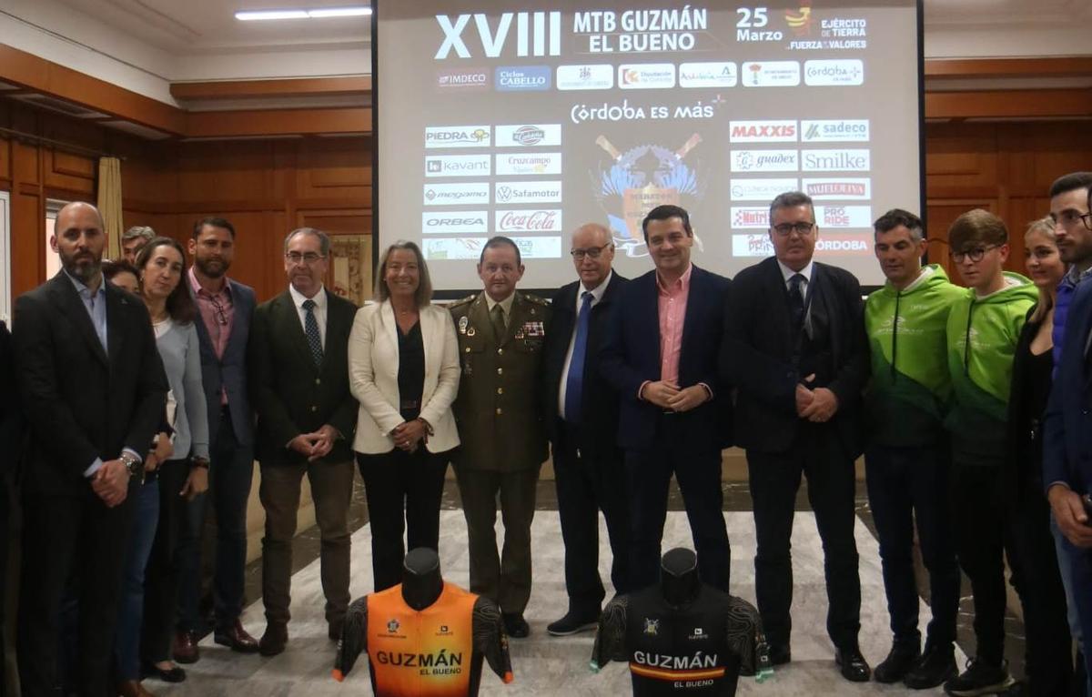 Autoridades y deportistas participantes en la presentación de la Guzmán El Bueno.