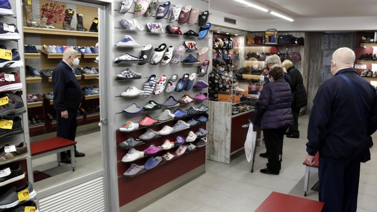 Una botiga de calçat de Girona, el 21 de desembre del 2021 (horitzontal)