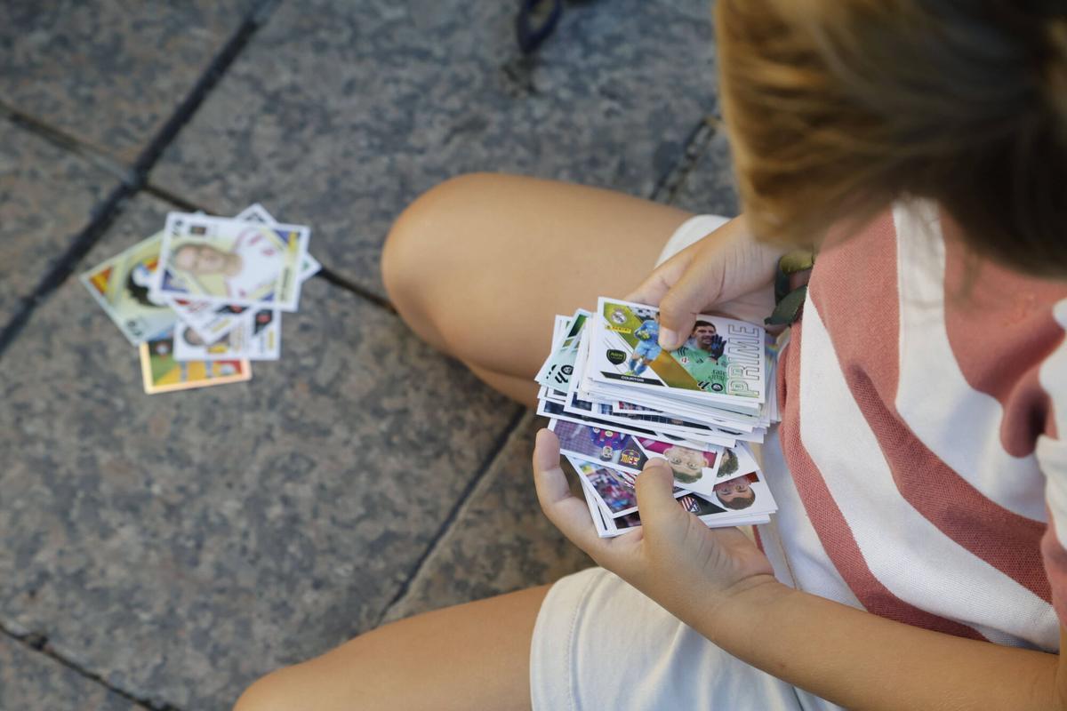 El mercadillo de cromos del bulevar, en imágenes El mercadillo de cromos del bulevar, en imágenes