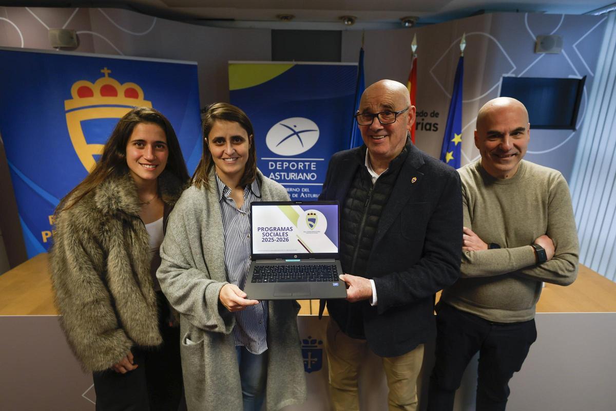 De izquierda a derecha, la directora de fútbol femenino, María Yenes; la directora general de actividad física y deporte, Manuela Ena Fernández; el presidente de la RFFPA, José Ramón Cuetos Lobo; y el secretario general federativo, Carlos García