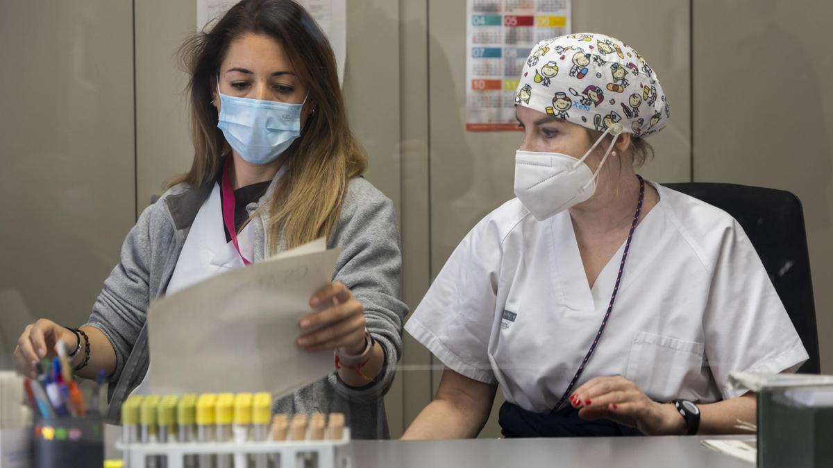 Dos sanitarias de Atención Primaria trabajando en un centro de salud en una imagen de archivo.