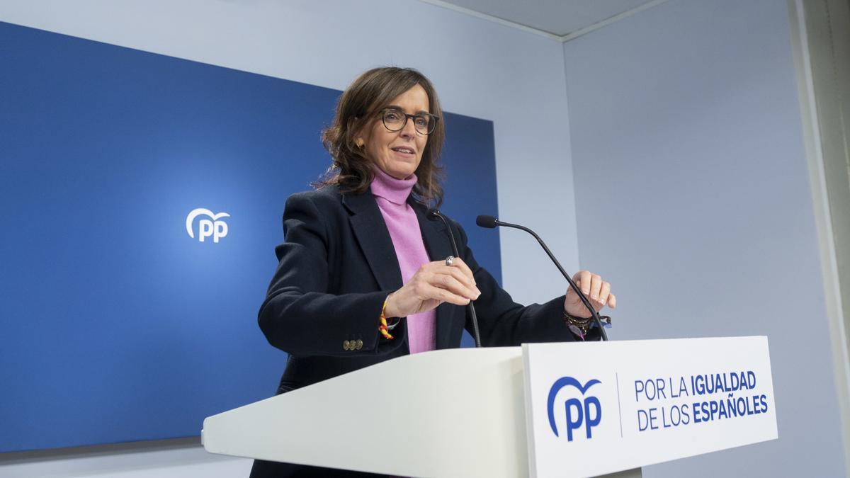 La vicesecretaria de Organización Territorial del PP, Carmen Fúnez durante una rueda de prensa posterior a la reunión del Comité de Dirección del Partido Popular, en la sede nacional del PP, a 27 de diciembre de 2023, en Madrid (España). Durante la rueda