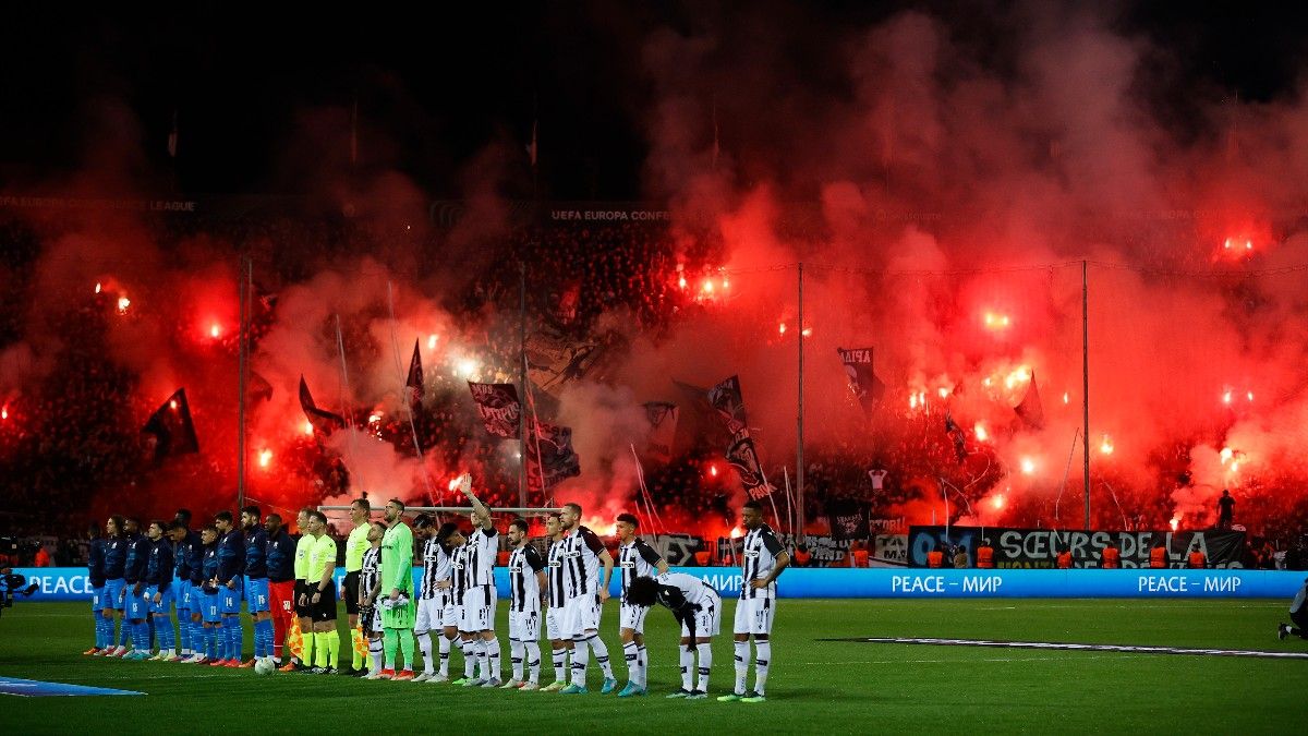 Bengalas en el partido del PAOK frente al Marsella