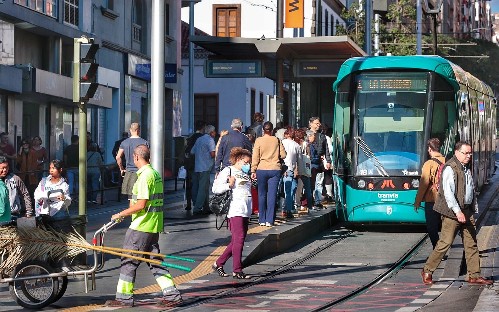 Colas en las paradas del tranvía en Santa Cruz