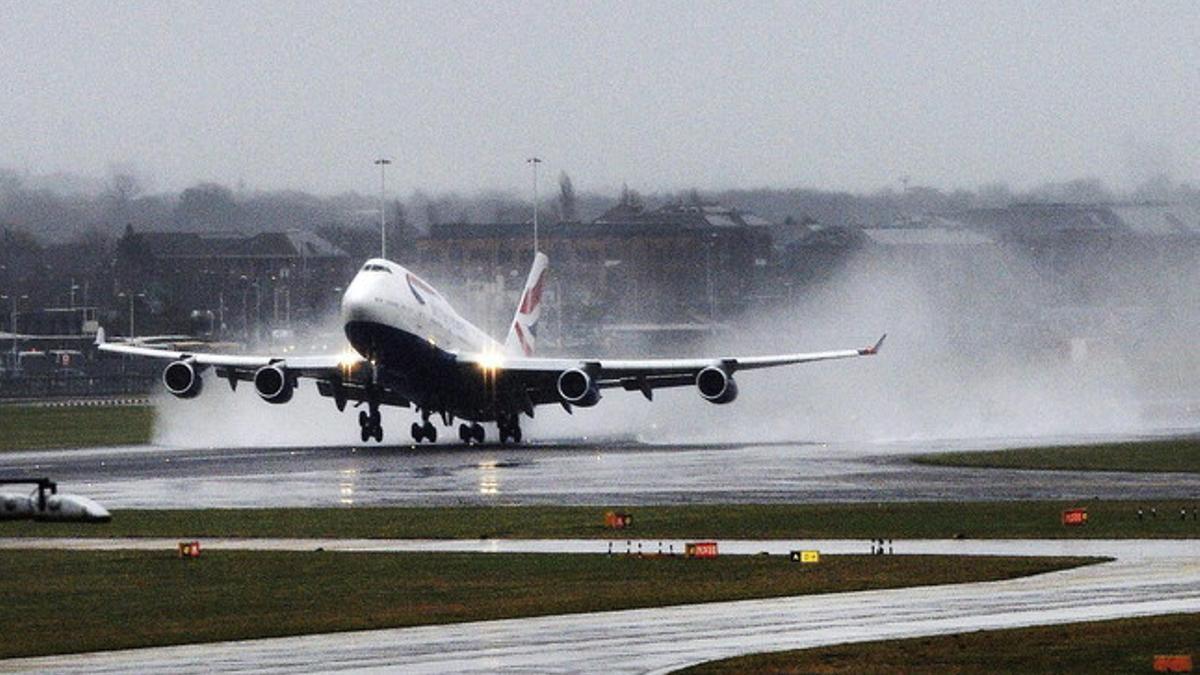 Dos muertos y retrasos en aeropuertos a causa del temporal en el Reino Unido