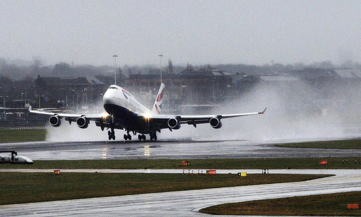 Un avió s’enlaira en un dia plujós de l’aeroport de Heathrow a Londres.