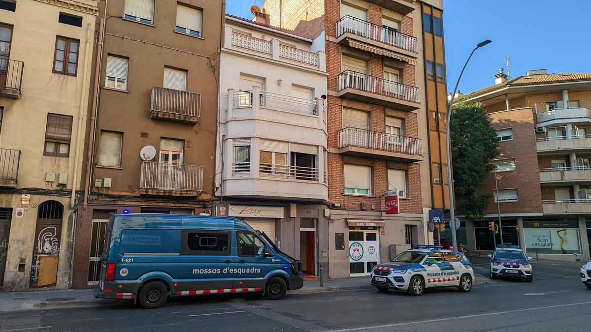 Els vehicles policials davant el domicili on s'ha produït la baralla