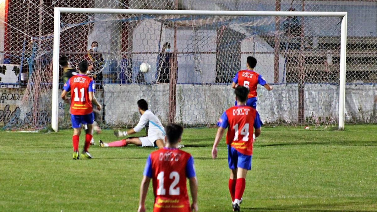 Los jugadores del CD Benavente observan uno de los goles del Zamora CF. / Sofía Revenga