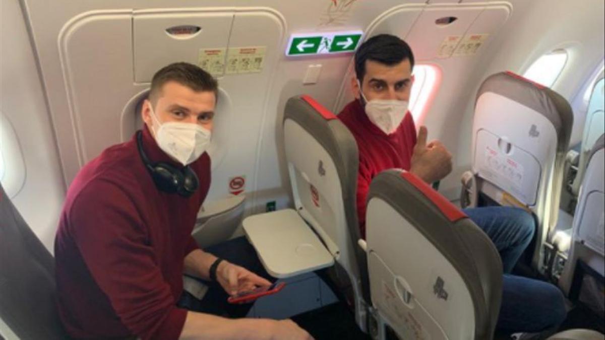 Los guardametas Sergey Hernández y Rodrigo Corrales, en el vuelo de la selección a Bratislava.