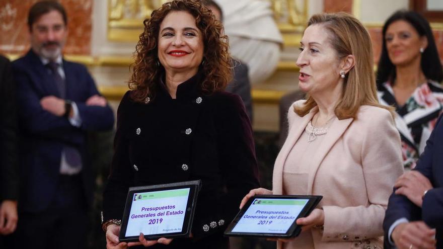 María Jesús Montero y Ana Pastor en la presentación de los PGE