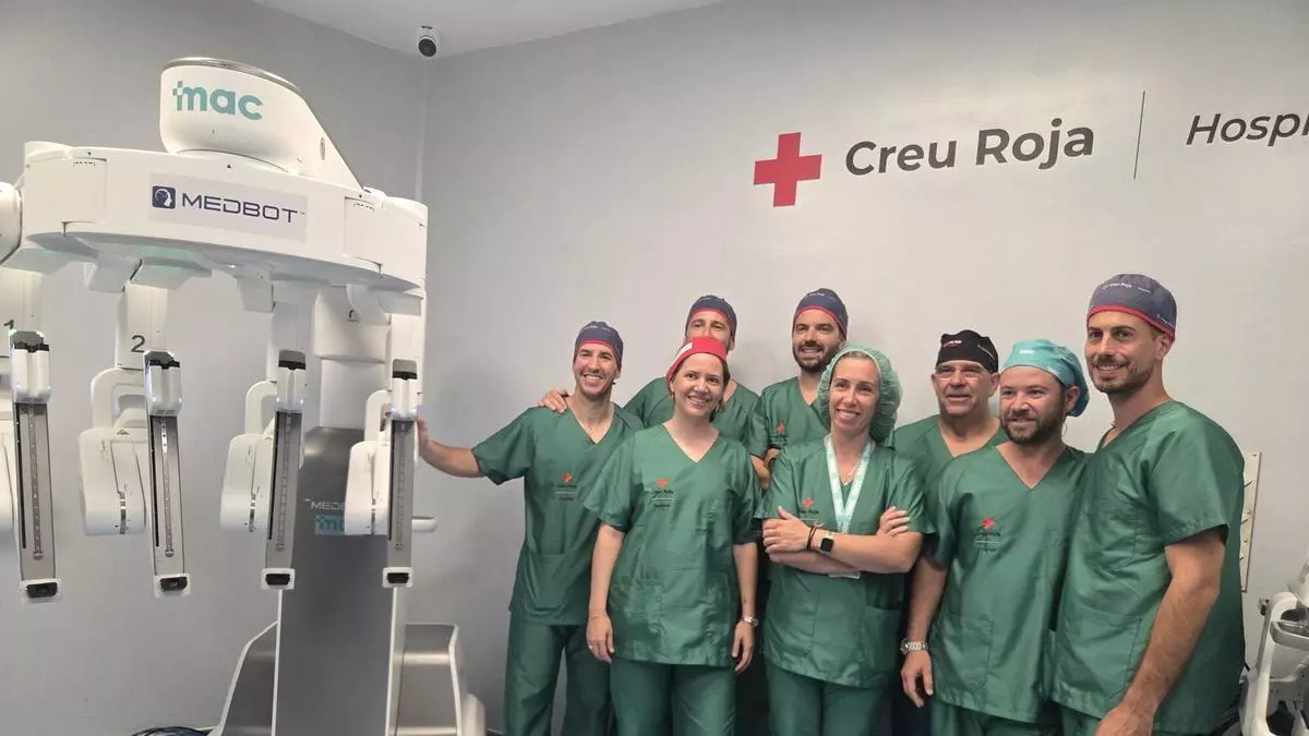 El Hospital de Cruz Roja en Palma estrena un robot quirúrgico que opera con más precisión y acelera la recuperación de los pacientes