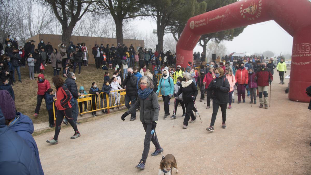 Sortida dels caminadors de la Cursa de la Vida, cap a les onze del matí