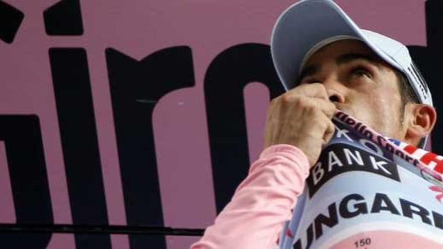 Alberto Contador se ha vestido con la &#039;maglia&#039; rosa en la decimosexta etapa del Giro.